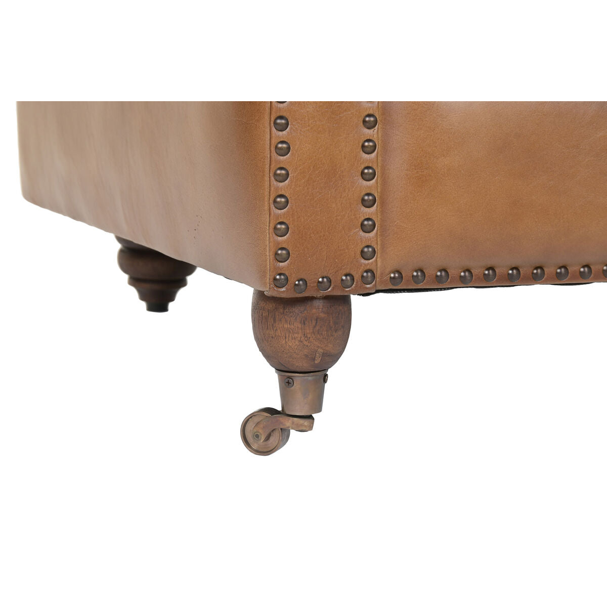 Détail du pied et de la roulette du canapé Chesterfield en cuir marron cognac