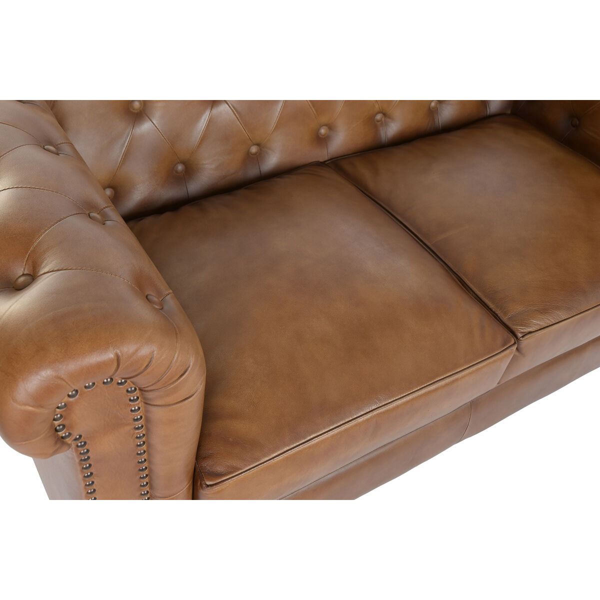 Détail du capitonnage en cuir marron cognac du canapé Chesterfield